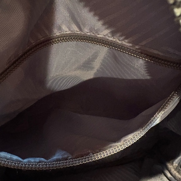 "Kaierwoke" backpack with silver zippers and a circular logo on the front - Picture 9 of 12